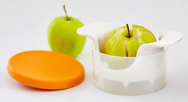 Taglia mela della collezione Functional Form di Fiskars taglia in 8 parti uguali e toglie il torsolo. Il contenitore è fornito di un coperchio in silicone per conservare e trasportare Taglia mela della collezione Functional Form di Fiskars taglia in 8 parti uguali e toglie il torsolo. Il contenitore è fornito di un coperchio in silicone per conservare e trasportare