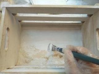 Date una mano piuttosto abbondante di fondo all'acqua per legno già pronto. Non c'è bisogno di diluirlo ma va tirato molto bene con il pennello, evitando accumuli di prodotti. Fate asciugare molto e carteggiate. Date una mano piuttosto abbondante di fondo all'acqua per legno già pronto. Non c'è bisogno di diluirlo ma va tirato molto bene con il pennello, evitando accumuli di prodotti. Fate asciugare molto e carteggiate.