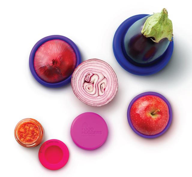 I tappi in silicone Bright Berry di Food Hugger venduti in set servono a sigillare la frutta e la verdura e hanno bordi flessibili che aderiscono perfettamente mantenendo la freschezza del prodotto, in modo che le vivande non si rovinino I tappi in silicone Bright Berry di Food Hugger venduti in set servono a sigillare la frutta e la verdura e hanno bordi flessibili che aderiscono perfettamente mantenendo la freschezza del prodotto, in modo che le vivande non si rovinino