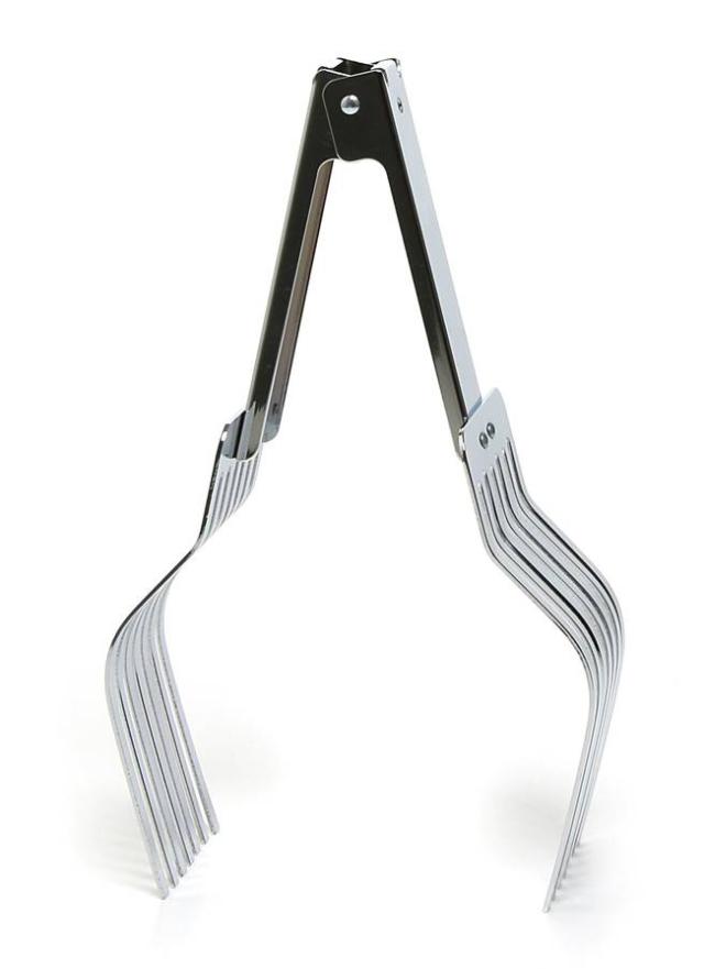 Pinza per arrosto di Kasanova è fornita di scanalature che permettono il taglio della carne durante la presa. Sarà possibile usare qualsiasi tipo di coltello per avere una fetta perfetta per realizzare un piatto elegante senza fatica. La struttura è in acciaio inox Pinza per arrosto di Kasanova è fornita di scanalature che permettono il taglio della carne durante la presa. Sarà possibile usare qualsiasi tipo di coltello per avere una fetta perfetta per realizzare un piatto elegante senza fatica. La struttura è in acciaio inox