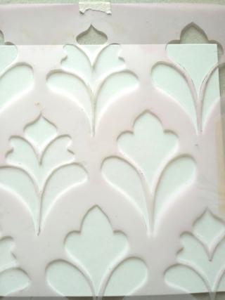 1. Fissate la mascherina dello stencil sul cartoncino con il nastro carta1. 1. Fissate la mascherina dello stencil sul cartoncino con il nastro carta1.
