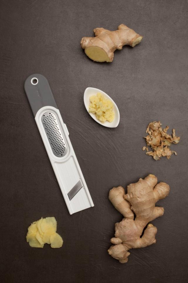 grattugia zenzero 3 in 1 di MICROPLANE® si può usare per spelare, grattugiare e tagliare da qualunque angolazione del tubero bitorzoluto. grattugia zenzero 3 in 1 di MICROPLANE® si può usare per spelare, grattugiare e tagliare da qualunque angolazione del tubero bitorzoluto.