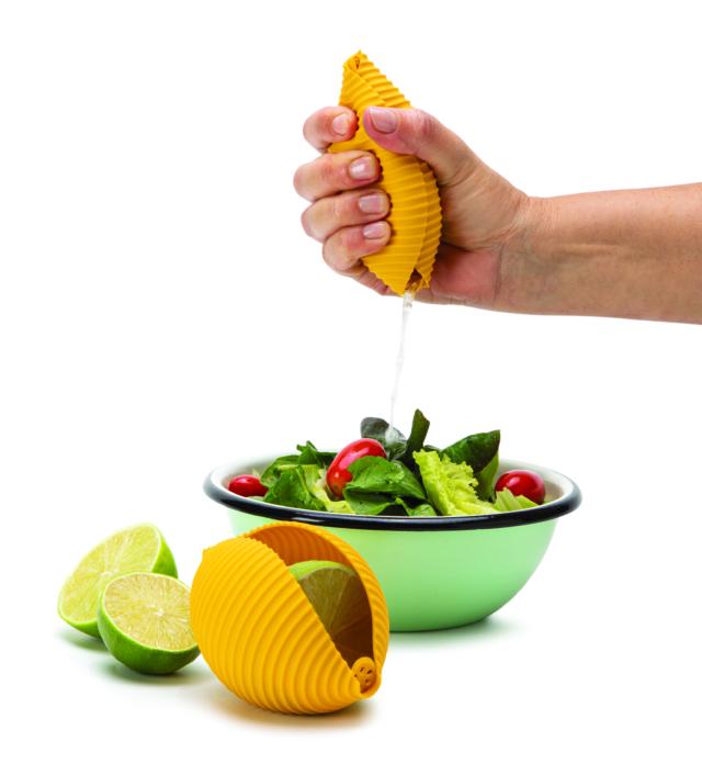 Lo Spremi limone Conchiglie della serie Big Pasta di Monkey Business in silicone si usa per spremere mezzo limone senza fatica, evitando schizzi negli occhi o semi nel cibo. Se metà limone avanza lo si può conservare in frigorifero nella grande conchiglia pronto per il prossimo utilizzo. Lo Spremi limone Conchiglie della serie Big Pasta di Monkey Business in silicone si usa per spremere mezzo limone senza fatica, evitando schizzi negli occhi o semi nel cibo. Se metà limone avanza lo si può conservare in frigorifero nella grande conchiglia pronto per il prossimo utilizzo.