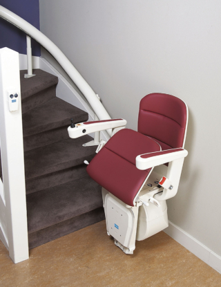 Vivace di Kone Motus è adatto sia per percorsi rettilinei sia curvilinei. Scorre lungo una guida elettro-zincata e si può installare con scala larga almeno 69 cm. Il sensore di sicurezza blocca la corsa in caso di ostacoli. La poltroncina è personalizzabile e ruota di 180° in entrambe le direzioni. www.konemotus.it