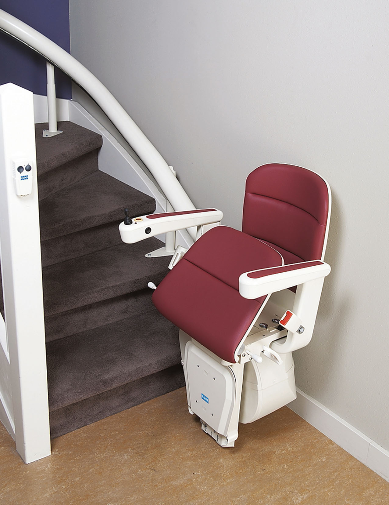 Vivace di Kone Motus è adatto sia per percorsi rettilinei sia curvilinei. Scorre lungo una guida elettro-zincata e si può installare con scala larga almeno 69 cm. Il sensore di sicurezza blocca la corsa in caso di ostacoli. La poltroncina è personalizzabile e ruota di 180° in entrambe le direzioni. www.konemotus.it