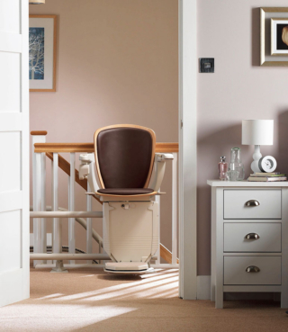 Il montascale di Stannah è in versione per scale dritte e curve e scorre in modo fluido sulla rotaia a doppio tubo, stabile e di ingombro ridotto. La poltroncina Starla ha rivestimento in tessuto personalizzabile, si muove con joystick con mano o polso,
ha il poggiapiedi ed è pieghevole. www.stannah.com/it-it