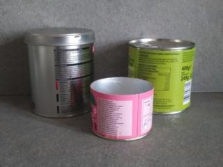 Recuperate dei barattoli di latta di pomodori o legumi di diverse misure Recuperate dei barattoli di latta di pomodori o legumi di diverse misure