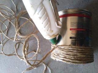 Rivestite tutto il barattolo con la corda, attaccandola con la colla a caldo. Rivestite tutto il barattolo con la corda, attaccandola con la colla a caldo.