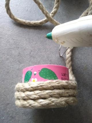 Procedete allo stesso modo con gli altri barattoli cambiando il tipo di corda. Procedete allo stesso modo con gli altri barattoli cambiando il tipo di corda.