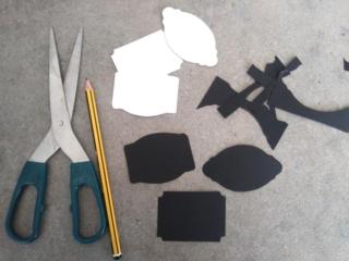 Ritagliate le etichette nel cartoncino nero. Ritagliate le etichette nel cartoncino nero.