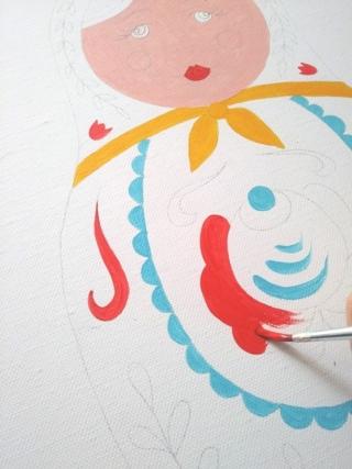 Ricalcate il disegno inserendo un foglio di carta grafite tra la stampa e la tela. Ricalcate il disegno inserendo un foglio di carta grafite tra la stampa e la tela.