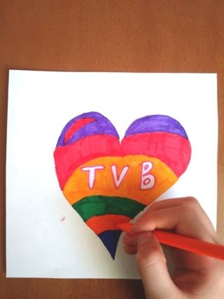 Su un foglio quadrato (cm 18x18), fate disegnare qualcosa dedicato al loro papà dai vostri figli