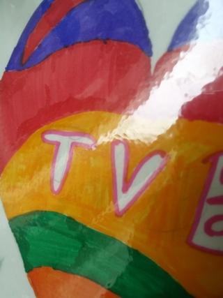 Fate plastificare il disegno e tagliate la plastica in eccesso