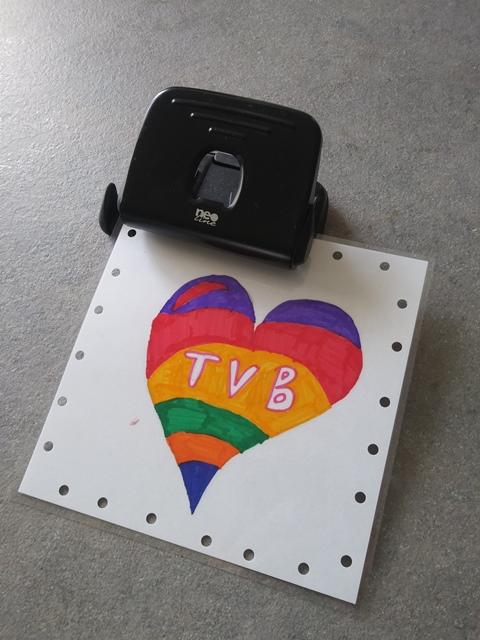 Forate i bordi del disegno come da foto