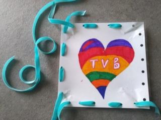 Inserite 4 nastrini in tutti i fori, uno per ogni lato