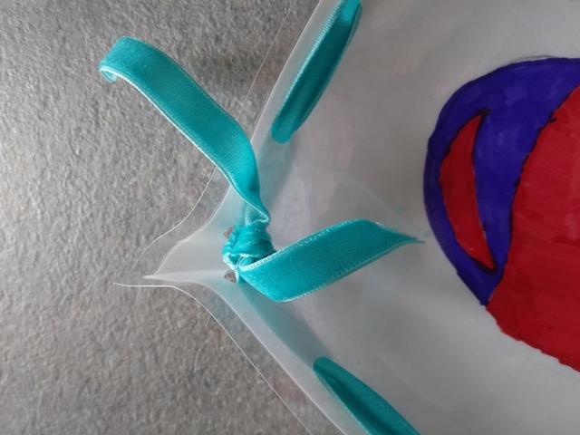 Piegate bene gli angoli e annodate forte le estremità dei nastrini