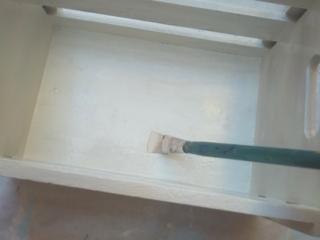 Passate due mani di smalto all'acqua. Facendo asciugare bene e carteggiando leggermente tra una mano e l'altra. Passate due mani di smalto all'acqua. Facendo asciugare bene e carteggiando leggermente tra una mano e l'altra.