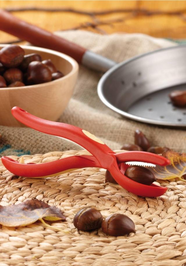 Taglia castagne di Snips con lama in acciaio e impugnature ergonomiche incide le castagne per garantire una perfetta cottura in padella. Misura 19,5 x 3 cm. Prezzo 4,99 euro.www.snips.it Taglia castagne di Snips con lama in acciaio e impugnature ergonomiche incide le castagne per garantire una perfetta cottura in padella. Misura 19,5 x 3 cm. Prezzo 4,99 euro.www.snips.it