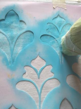 5. Dipingete lo stencil usando un pennello per picchiettare il colore 5. Dipingete lo stencil usando un pennello per picchiettare il colore
