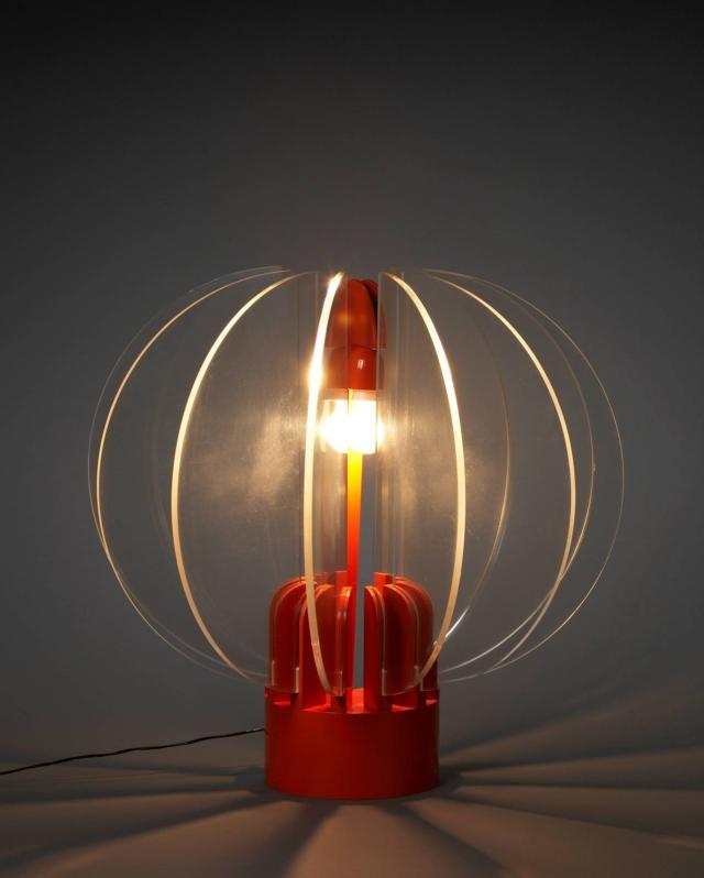 Lampada da tavolo King Sun (design Gae Aulenti) di Kartell, 1967 (© Vitra Design Museum, foto Andreas Jung). Lampada da tavolo King Sun (design Gae Aulenti) di Kartell, 1967 (© Vitra Design Museum, foto Andreas Jung).