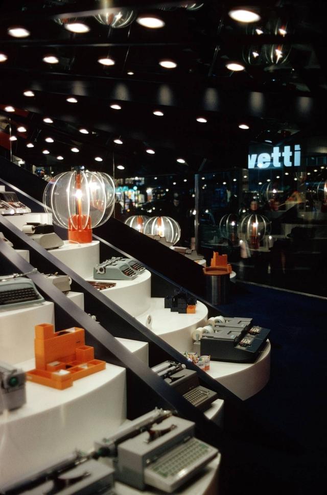 Interni dello showroom Olivetti a Buenos Aires, progettati da Gae Aulenti, 1968 (courtesy of Archivio Gae Aulenti, © Erich Hartmann). Interni dello showroom Olivetti a Buenos Aires, progettati da Gae Aulenti, 1968 (courtesy of Archivio Gae Aulenti, © Erich Hartmann).