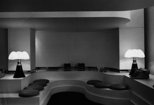 Interni dello showroom Olivetti a Parigi, progetto di Gae Aulenti, 1966/67, (courtesy of Archivio Gae Aulenti, © RM). Interni dello showroom Olivetti a Parigi, progetto di Gae Aulenti, 1966/67, (courtesy of Archivio Gae Aulenti, © RM).