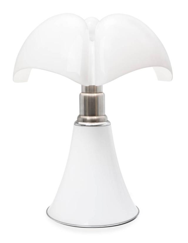 Lampada da tavolo Pipistrello (design GaeAulenti) di Martinelli Luce, 1965 (© Vitra Design Museum, foto Andreas Sütterlin). Lampada da tavolo Pipistrello (design GaeAulenti) di Martinelli Luce, 1965 (© Vitra Design Museum, foto Andreas Sütterlin).