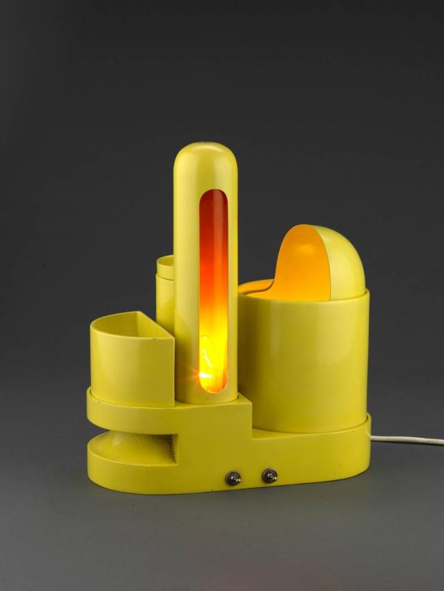 Lampada “ibrida” Rimorchiatore (design GaeAulenti) di Candle, 1967 (© Vitra Design Museum, foto Andreas Jung). Lampada “ibrida” Rimorchiatore (design GaeAulenti) di Candle, 1967 (© Vitra Design Museum, foto Andreas Jung).