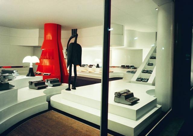 Interni dello showroom Olivetti a Parigi, progetto di Gae Aulenti, 1966/67, (courtesy of Archivio Gae Aulenti, © RM). Interni dello showroom Olivetti a Parigi, progetto di Gae Aulenti, 1966/67, (courtesy of Archivio Gae Aulenti, © RM).