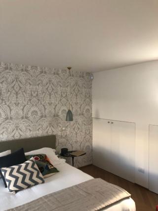 camera con parete dietro al letto rivestita in  carta da parati camera con parete dietro al letto rivestita in  carta da parati