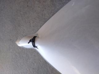 Piegate bene gli angoli e inserite i 4 nastrini annodando forte.