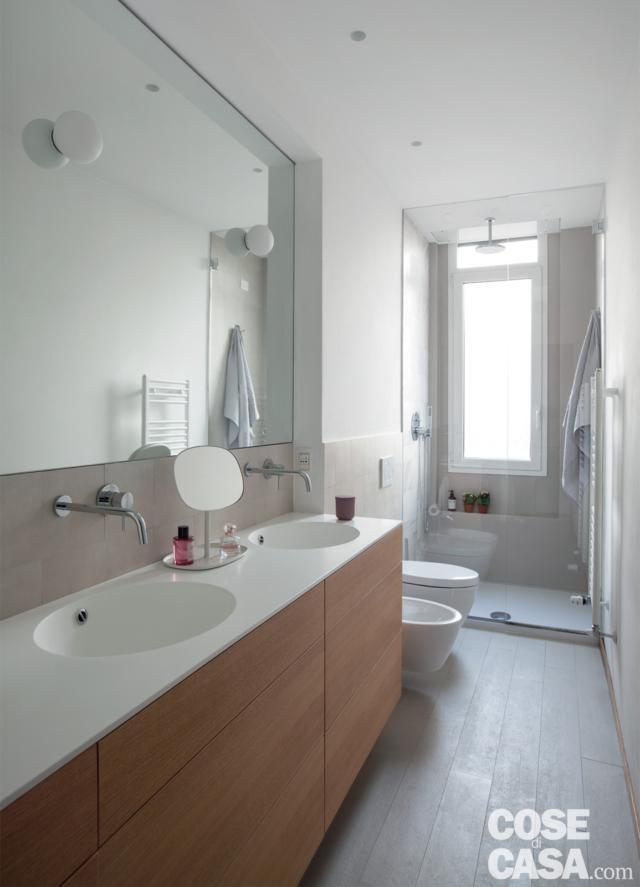 bagno, lavabi in Corian bianco, specchiera, sanitari, doccia, finestra, pavimento in parquet, applique sferiche, rubinetti a parete bagno, lavabi in Corian bianco, specchiera, sanitari, doccia, finestra, pavimento in parquet, applique sferiche, rubinetti a parete