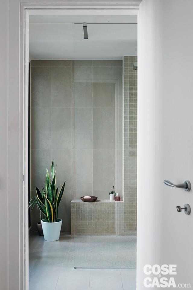 Nel box doccia in muratura, il pavimento e le pareti sono rivestite con mosaico ceramico opaco collezione Micron 2.0 di Imola Ceramica. Il soffione da parete con getto a cascata è di Gessi. Nella foto a destra il vaso installato accanto alla doccia è il modello Forty3 di Ceramica Globo. Nel box doccia in muratura, il pavimento e le pareti sono rivestite con mosaico ceramico opaco collezione Micron 2.0 di Imola Ceramica. Il soffione da parete con getto a cascata è di Gessi. Nella foto a destra il vaso installato accanto alla doccia è il modello Forty3 di Ceramica Globo.