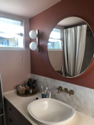 bagno finito con pittura rosa cipria e mattone e fascia piastrelle grigio perla bagno finito con pittura rosa cipria e mattone e fascia piastrelle grigio perla