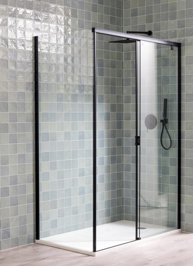box doccia della serie S+Line di Krion, Porcelanosa Grupo con porta scorrevole e finiture nere box doccia della serie S+Line di Krion, Porcelanosa Grupo con porta scorrevole e finiture nere
