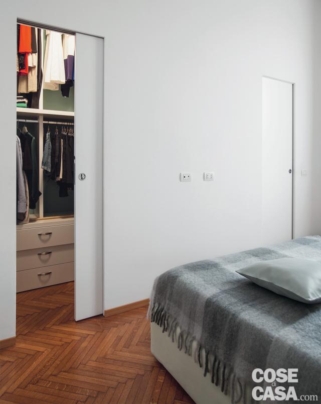 camera matrimoniale, porta scorrevole, cabine armadio, parquet a spina di pesce, letto matrimoniale, porta scorrevole chiusa camera matrimoniale, porta scorrevole, cabine armadio, parquet a spina di pesce, letto matrimoniale, porta scorrevole chiusa