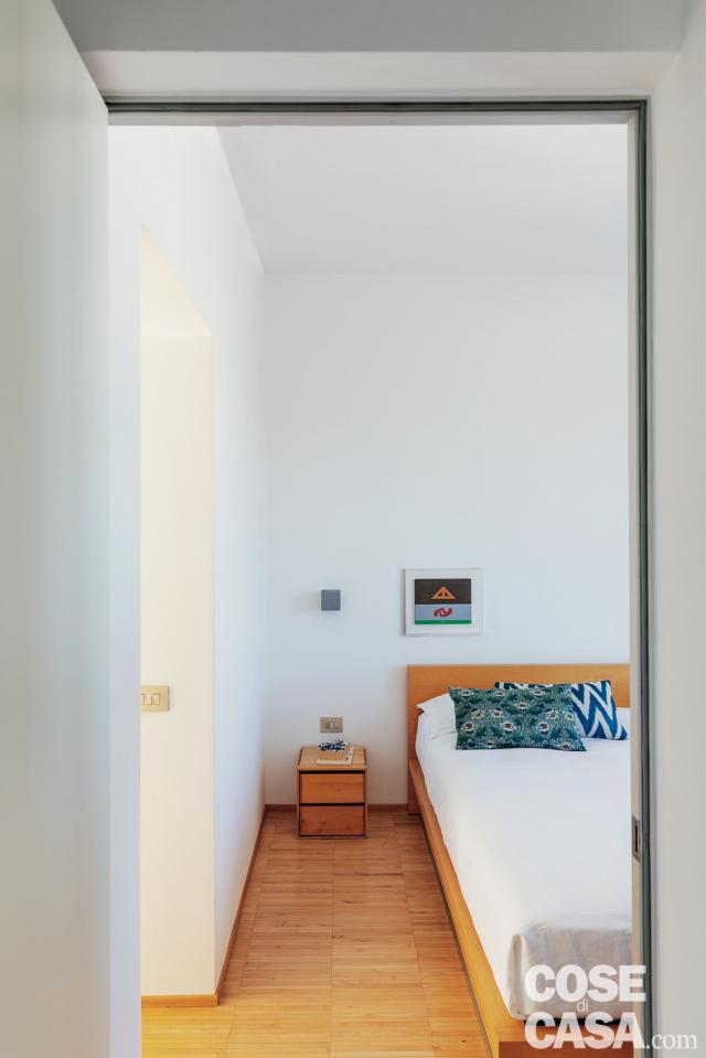 camera matrimoniale, parquet industriale, letto in legno, cucina fantasia, comodino, pareti bianche camera matrimoniale, parquet industriale, letto in legno, cucina fantasia, comodino, pareti bianche