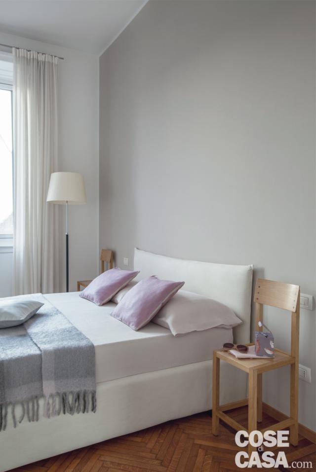 camera matrimoniale, letto tessile, sedia, testiera imbottita, lampada da terra, parquet a spina di pesce, plaid grigio, cuscini rosa camera matrimoniale, letto tessile, sedia, testiera imbottita, lampada da terra, parquet a spina di pesce, plaid grigio, cuscini rosa