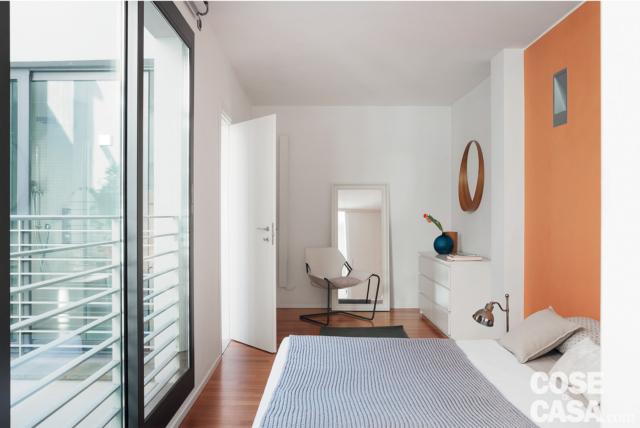 Il letto è un modello di Flou senza testiera e senza pediera, il copriletto è di Zara Home, il plaid di Poemo Design; i cuscini sono di Zara Home e Poemo Design. La poltroncina è stata acquistata da Rossana Orlandi. La nuova cabina armadio è attrezzata all’interno con un sistema modulare della massima semplicità formato da appenderie, cassettiere e vani scarpiere. Il letto è un modello di Flou senza testiera e senza pediera, il copriletto è di Zara Home, il plaid di Poemo Design; i cuscini sono di Zara Home e Poemo Design. La poltroncina è stata acquistata da Rossana Orlandi. La nuova cabina armadio è attrezzata all’interno con un sistema modulare della massima semplicità formato da appenderie, cassettiere e vani scarpiere.