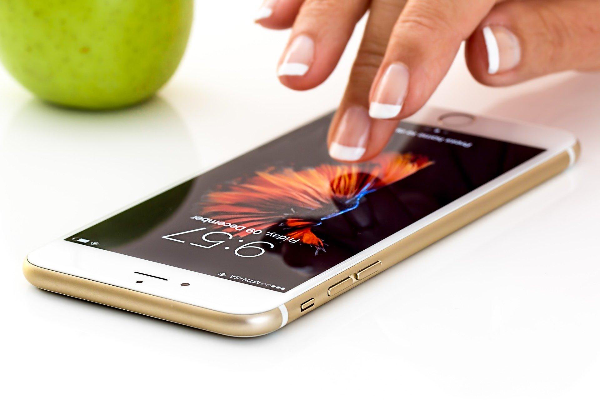 Covid-19: come disinfettare lo smartphone con i consigli di Apple