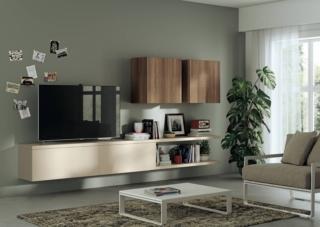 È formata da contenitori componibili la composizione sospesa LiberaMente Living di Scavolini che, grazie alla linea pulita e alla colorazione delicata, risulta facile da ambientare. Le basi sospese con ante e le mensole sono in Laminato Panna Porcellana; i due pensili quadrati chiusi da ante invece sono in Decorativo Noce Nattè. Misura L 300 x H 150 cm. Prezzo su richiesta. www.scavolini.com