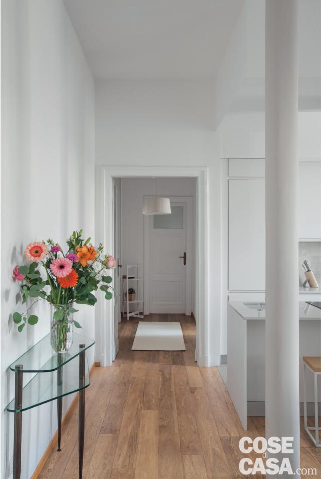 corridoio, consolle con piani in vetro, parquet posato a correre, porta, lampada a sospensione, colonna, zona cottura corridoio, consolle con piani in vetro, parquet posato a correre, porta, lampada a sospensione, colonna, zona cottura