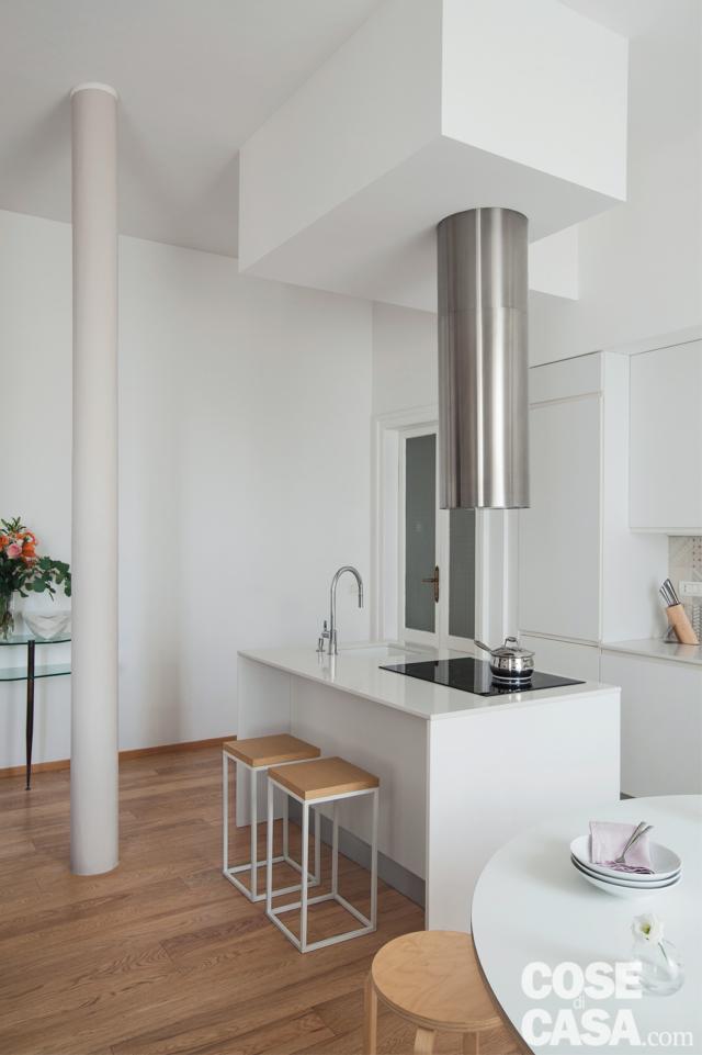 cucina, isola, cappa cilindrica in acciaio, ribassamento in cartongesso, sgabelli, piano cottura a induzione, colonna, porta in legno e vetro cucina, isola, cappa cilindrica in acciaio, ribassamento in cartongesso, sgabelli, piano cottura a induzione, colonna, porta in legno e vetro