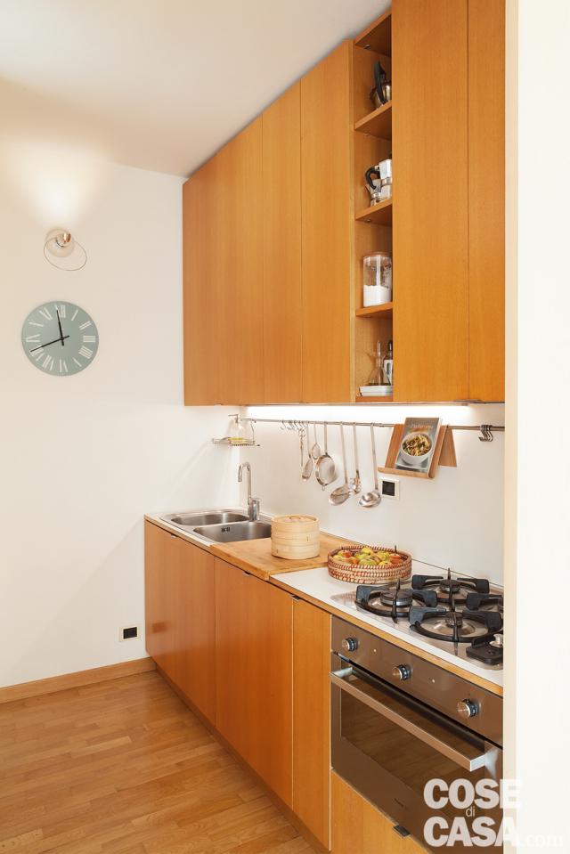 angolo cottura del trilocale ristrutturato, composizione riadattata , pensili, lavello inox, piano cottura a gas, forno, pensili, orologio da muro, pavimento in parquet, zoccolino, applique angolo cottura del trilocale ristrutturato, composizione riadattata , pensili, lavello inox, piano cottura a gas, forno, pensili, orologio da muro, pavimento in parquet, zoccolino, applique