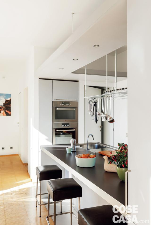 cucina, penisola, ribassamento con faretti, sgabelli in pelle, colonna forno cucina, penisola, ribassamento con faretti, sgabelli in pelle, colonna forno