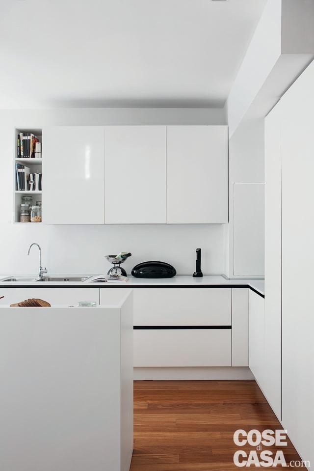 Aperta e a vista, ma non del tutto: la cucina è stata progettata come uno spazio che vive in stretta relazione con il resto dell’open space. La zona operativa, composta da più blocchi, è identificata dalla finitura total white dei frontali in laccato semilucido e dei piani di lavoro in quarzo ricomposto. Un elemento a penisola collega e separa l’area conviviale Aperta e a vista, ma non del tutto: la cucina è stata progettata come uno spazio che vive in stretta relazione con il resto dell’open space. La zona operativa, composta da più blocchi, è identificata dalla finitura total white dei frontali in laccato semilucido e dei piani di lavoro in quarzo ricomposto. Un elemento a penisola collega e separa l’area conviviale