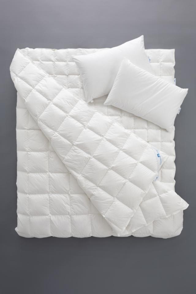 Daunenstep Nuvola Piumino, imbottito in piuma (20% piumino e 80% piumetta), trapuntato a quadri fissi, con angoli elastici e fodera in puro cotone Daunenstep Nuvola Piumino, imbottito in piuma (20% piumino e 80% piumetta), trapuntato a quadri fissi, con angoli elastici e fodera in puro cotone
