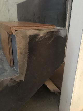 dettaglio del rivestimento in legno dei gradini dettaglio del rivestimento in legno dei gradini