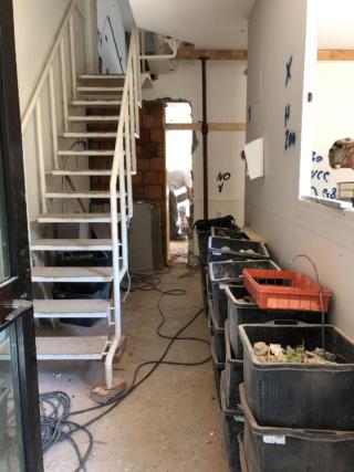 la scala preesistente in ferro bianco la scala preesistente in ferro bianco