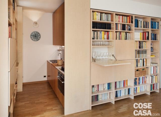 angolo cottura del trilocale ristrutturato, composizione in linea, librerie in betulla, anta ribalta, pavimento in parquet angolo cottura del trilocale ristrutturato, composizione in linea, librerie in betulla, anta ribalta, pavimento in parquet